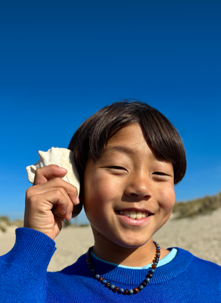 Foto, das mit der 48 MP Fusion Kamera aufgenommen wurde, Porträt Feature der nächsten Generation wird verwendet und fokussiert das Gesicht einer Person